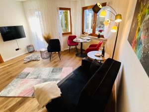 ein Wohnzimmer mit einem Sofa und einem Tisch in der Unterkunft Boutique Apartment in Lenzkirch