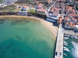 eine Luftaufnahme eines Strandes mit Booten im Wasser in der Unterkunft Holiday home Luka-sauna & jacuzzi in Privlaka