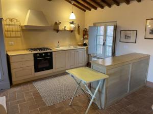 cocina con fogones y fregadero en 2 King Bed, 2 Full Bathroom Apartment in Umbria - Tuscany, en Città della Pieve