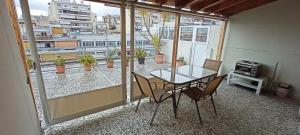 Fotografia z galérie ubytovania Athens 5th floor studio, huge balcony, view, near stores and park v Aténach