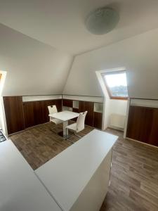 Habitación con mesa, sillas y ventana en Soukromý byt v centru Velkého Meziříčí, en Žďár nad Sázavou