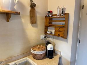 una cucina con lavandino e bancone con sidro esterno. di 2 King Bed, 2 Full Bathroom Apartment in Umbria - Tuscany a Città della Pieve