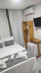Una habitación de hotel con una cama con toallas. en Pousada LuMar Maragogi, en Maragogi