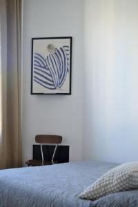 sypialnia z łóżkiem i zdjęciem na ścianie w obiekcie Stunning last floor - Up to 5 P w Paryżu