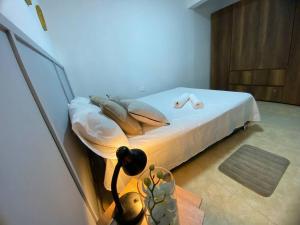 a bedroom with a bed in a room at Apartamento con garaje, sin escaleras y muy bien ubicado in Palmira