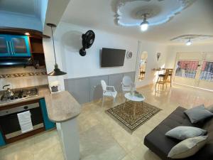 パルミラにあるApartamento con garaje, sin escaleras y muy bien ubicadoのキッチン、リビングルーム(ソファ、テーブル付)