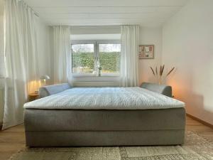 a bedroom with a large bed and a window at Stadt-Oase - kostenlos Parken, ruhig, Kliniken, GOP, Bali-therme, Boxspringbett in Bad Oeynhausen
