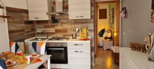 cocina con fregadero y fogones horno superior en Little Home en Bolsena