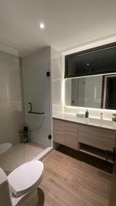 ein Bad mit einem WC, einem Waschbecken und einer Dusche in der Unterkunft Apartamento zona 13 Aeropuerto Inara in Guatemala