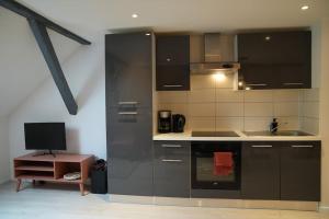 una cocina con electrodomésticos de acero inoxidable y fregadero en Cocon du Florival en Guebwiller
