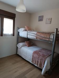 Poschodová posteľ alebo postele v izbe v ubytovaní La Cuesta Verde. Mini hogar
