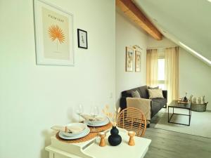 a living room with a table and a couch at Homestay-Stylish, Zentral- Loft Apartment-Parking in Ingolstadt