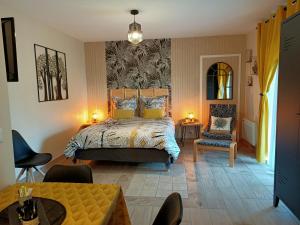 Un pat sau paturi într-o cameră la Le balcon des cimes