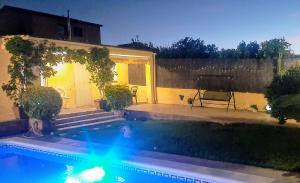 The swimming pool at or close to Chalet vacacional con piscina privada y barbacoa