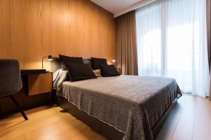 Un dormitorio con una cama grande y una ventana en Sky Park Residence, en Bratislava