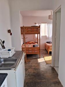 cocina con 1 dormitorio con litera en Cabañas de Punta Negra en Punta Negra