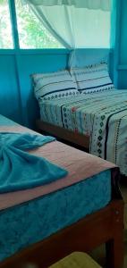 - deux lits assis l'un à côté de l'autre dans une pièce dans l'établissement Refugio Rural Amazonas, à Iquitos