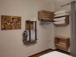een kamer met een bed en handdoeken aan de muur bij Kasoni Home , Απόλυτα κεντρικό διαμέρισμα μπροστά στη λίμνη in Kastoria