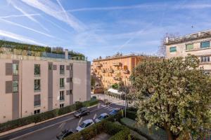 een luchtzicht op een straat met gebouwen bij Boccadasse Chic Urban Retreat in Genua