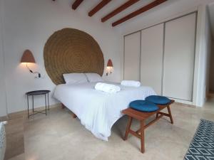 une chambre avec un grand lit blanc avec des oreillers bleus dans l'établissement Villa privada Valle Golf Resort, à Murcie 11 autres photos