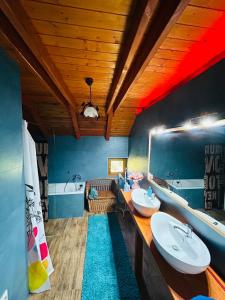 een badkamer met 2 wastafels en een grote spiegel bij Borkert Panzió 