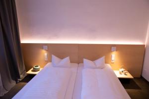 sypialnia z 2 łóżkami z białą pościelą w obiekcie Hotel de Saxe Leipzig w Lipsku
