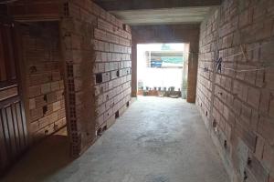 an empty room with a brick wall and a window at Centro da cidade, ótimo lugar in Caparaó Velho