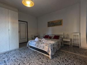 ein Schlafzimmer mit einem Bett mit zwei ausgestopften Tieren darauf in der Unterkunft Il Merlo in Pisa