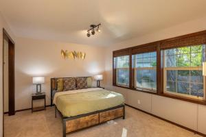 佛羅倫薩的住宿－Comfy 4B/2b home near Dunes & Ocean! Pet Friendly!，一间卧室设有一张床和两个窗户。