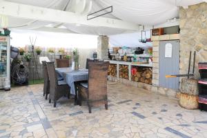 マリンスカにあるApartments Skandi1のテーブルと椅子のあるパティオ