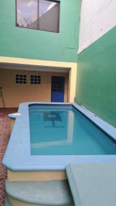 una piscina di fronte a un edificio di Confortable y colorida casa con piscina a Cancún