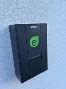 a black box with a green sign on a wall at le camelie del Lario in Grandate