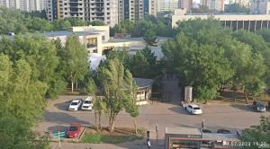 widok na parking z zaparkowanymi samochodami w obiekcie 3х комнатная квартира в Астане w mieście Astana