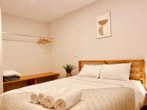 een slaapkamer met een bed met twee handdoeken erop bij Penagoda Beach House in Espinho