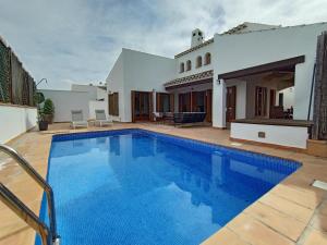 une piscine dans l'arrière-cour d'une maison dans l'établissement Villa privada Valle Golf Resort, à Murcie