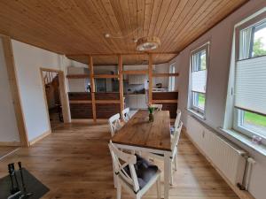 ein Esszimmer mit einem Holztisch und Stühlen in der Unterkunft Wildemannstraße X in Seesen