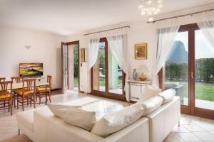 un soggiorno con divano bianco e tavolo di REGINA GARDESANA a Garda