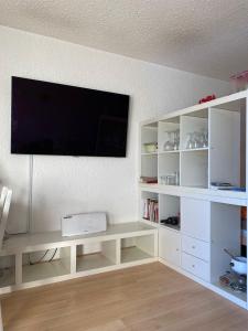 TV a/nebo společenská místnost v ubytování "Le Ptit Nid" studio avec vue à couper le souffle à Leysin !