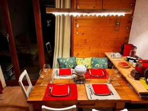 Un restaurante o sitio para comer en "Le Ptit Nid" studio avec vue à couper le souffle à Leysin !