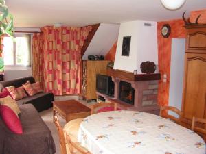 - un salon avec un canapé et une cheminée dans l'établissement Gîte Des Prés Berthe, à Le Clerjus