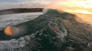 una vista aerea di un'onda nell'oceano di WavePortugal Surf & Stay a Raposeira
