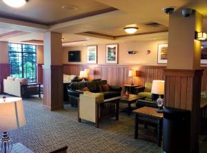 un soggiorno con divani, sedie e tavoli di Canal Park Lodge a Duluth