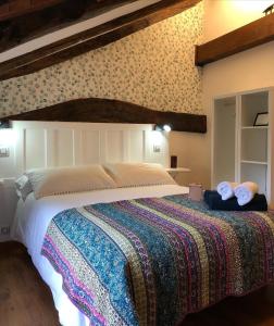 A bed or beds in a room at Casa Rural Chao de Castro