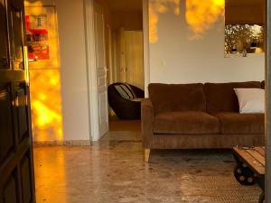 - un salon avec un canapé brun et une table dans l'établissement Casa Mela, à Bastelicaccia