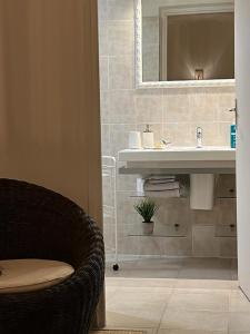 La salle de bains est pourvue d'un lavabo et d'un miroir. dans l'établissement Casa Mela, à Bastelicaccia