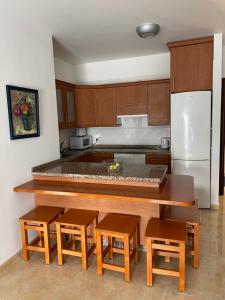 een keuken met een tafel en stoelen en een koelkast bij Blue Views in Los Sauces