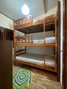 阿欽斯的住宿－Casa da Praia.Atins，配有2张双层床的宿舍间设有地毯。
