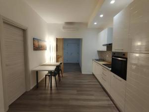 cocina con mesa, mesa y sillas en Maja & Ermes, en Pescara 25 fotos más