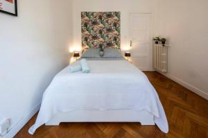- une chambre avec un grand lit blanc dans l'établissement * Le Provençal * cosy flat 3 min walk from the sea, à Nice