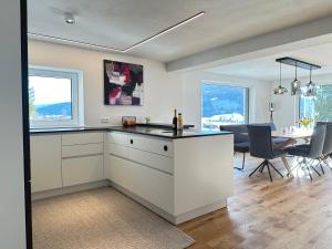 Kuchyňa alebo kuchynka v ubytovaní Chalet Lungau-View - Ferienhaus mit Aussicht